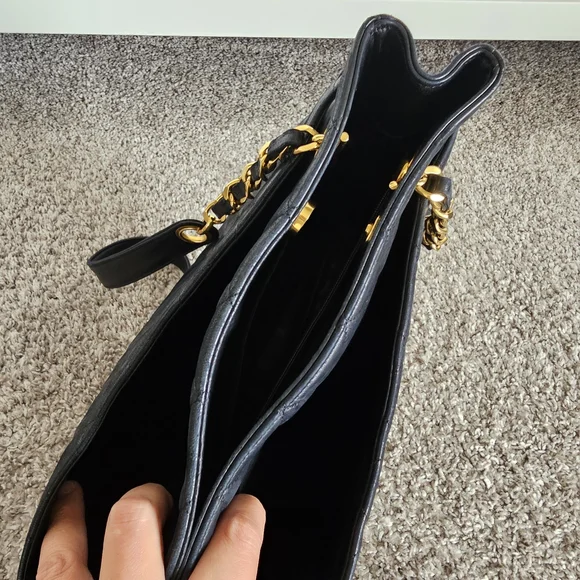 CHANEL Vintage Black Quilted Leather Shoulder Bag - Picture 6 of 16